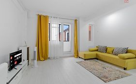 Sunny Yellow Apartment - Penthouse, Piscina, Free Parking, Self Check-In